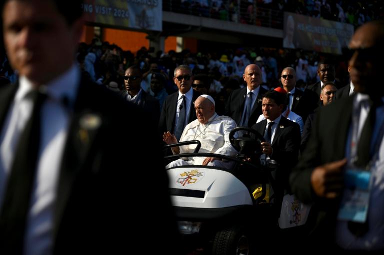 El papa encuentra fervientes admiradoras en la comunidad trans de Indonesia