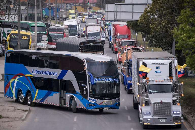 Con bloqueos intermitentes y de manera pacífica, avanzó la manifestación de transportadores por el incremento en el precio de los combustibles.