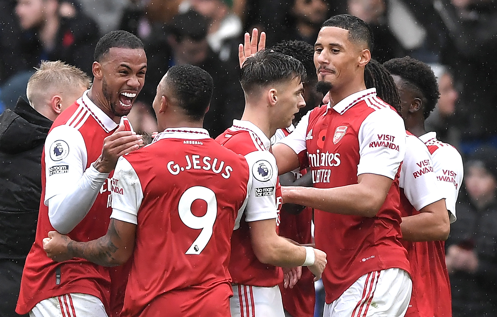 London (United Kingdom), 06/11/2022.- Gabriel Magalhaes (L) and his Arsenal teammates celebrate after winning the English Premier League soccer match between Chelsea FC and Arsenal FC in London, Britain, 06 November 2022. (Reino Unido, Londres) EFE/EPA/VINCE MIGNOTT EDITORIAL USE ONLY. No use with unauthorized audio, video, data, fixture lists, club/league logos or 'live' services. Online in-match use limited to 120 images, no video emulation. No use in betting, games or single club/league/player publications