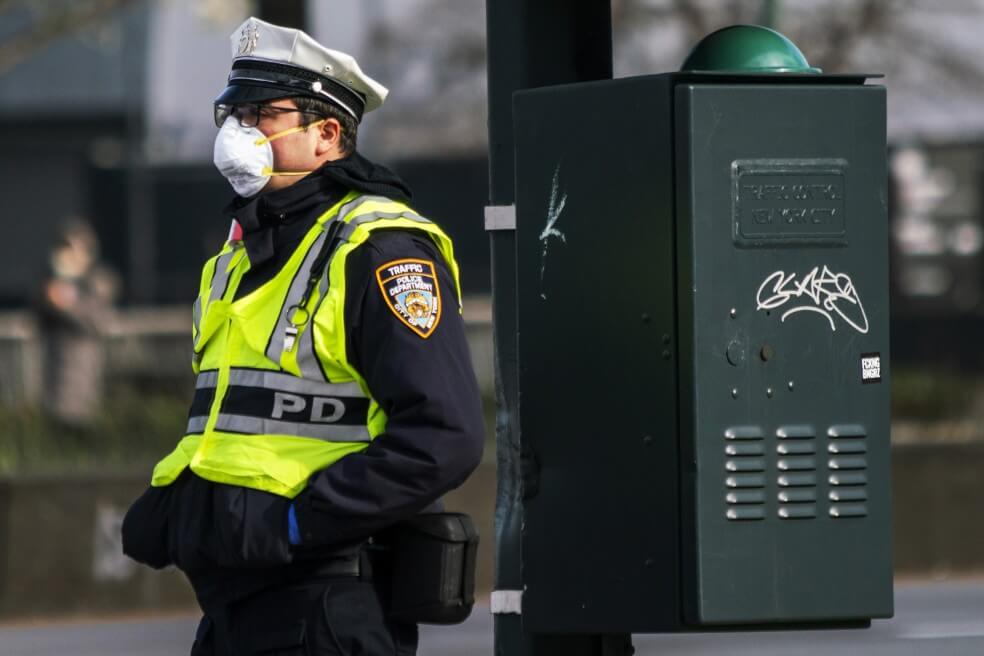 Un oficial de policía de Nueva York usa una máscara facial mientras dirige el tráfico en una calle local el 27 de marzo de 2020 en la ciudad de Nueva York, nuevo foco de la pandemia. / AFP