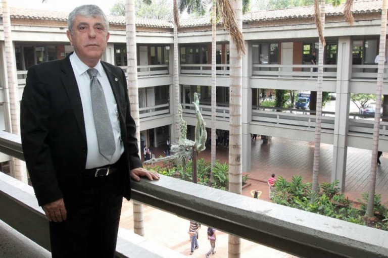 Científicos discuten su futuro en foros por el país