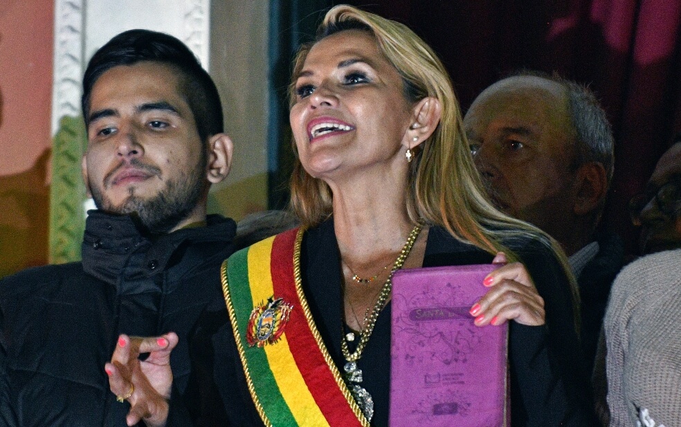 La presidenta interina de Bolivia, Jeanine Áñez, da un discurso con la Biblia en la mano. / AFP