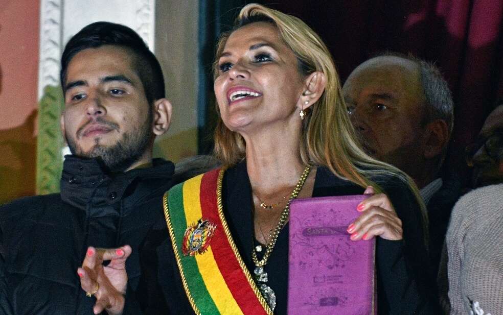 La presidenta interina de Bolivia, Jeanine Áñez, da un discurso con la Biblia en la mano. / AFP