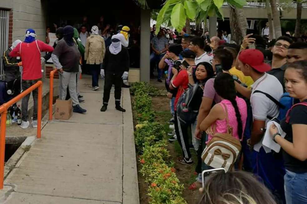 Encapuchados que hoy hicieron presencia en la Universidad del Atlántico. / Cortesía