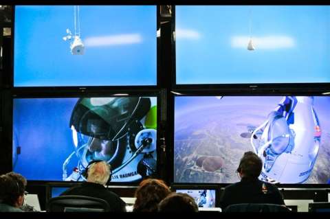 Felix Baumgartner logró romper la barrera del sonido en caída libre