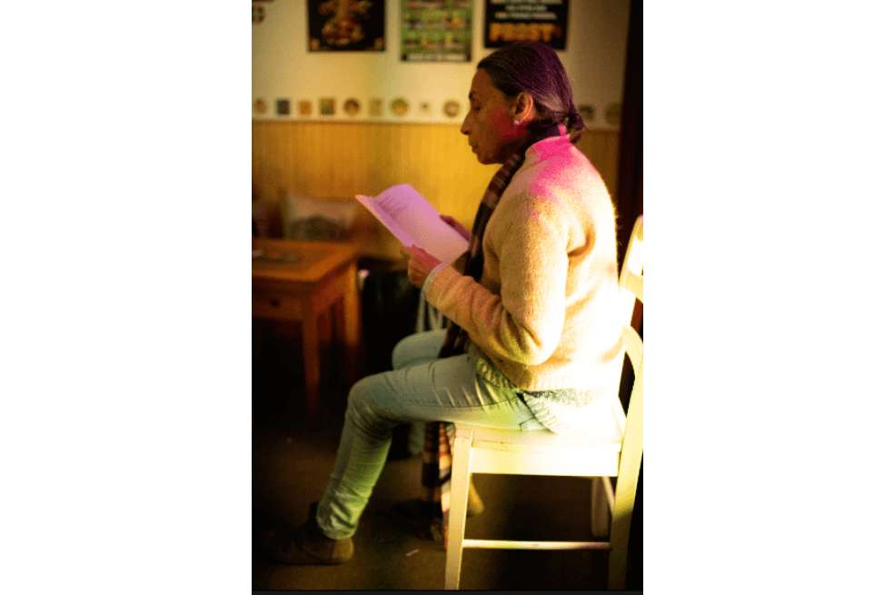 Por sus vivencias, Hernández, seudónimo de Rosa María Teresa Adriasola Olave, considera que "la poesía es el lugar en donde todavía se puede pensar" y que es un ejercicio intelectual que se puede desarrollar sin importar el espacio y el tiempo. / Archivo particular