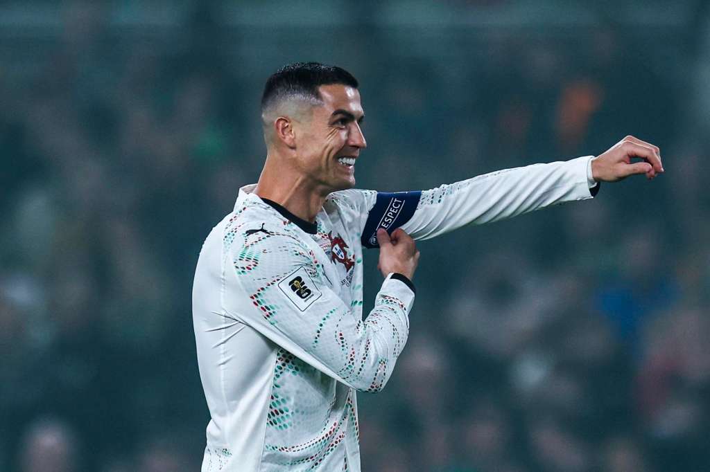 Dublin (Irlanda), 13/11/2025.- Portugal's Cristiano Ronaldo adjusts the captain's armband during the 2026 FIFA World Cup European Qualifiers Group F soccer match between Ireland and Portugal, in Dublin, Ireland, 13 November 2025. (Mundial de Fútbol, Irlanda) EFE/EPA/JOSE SENA GOULAO