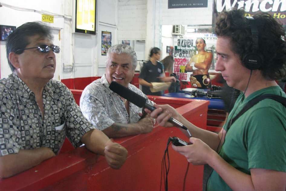 El escritor Daniel Alarcón, director de Radio Ambulante, grabando una de las crónicas en Los Ángeles. / Cortesía Radio Ambulante