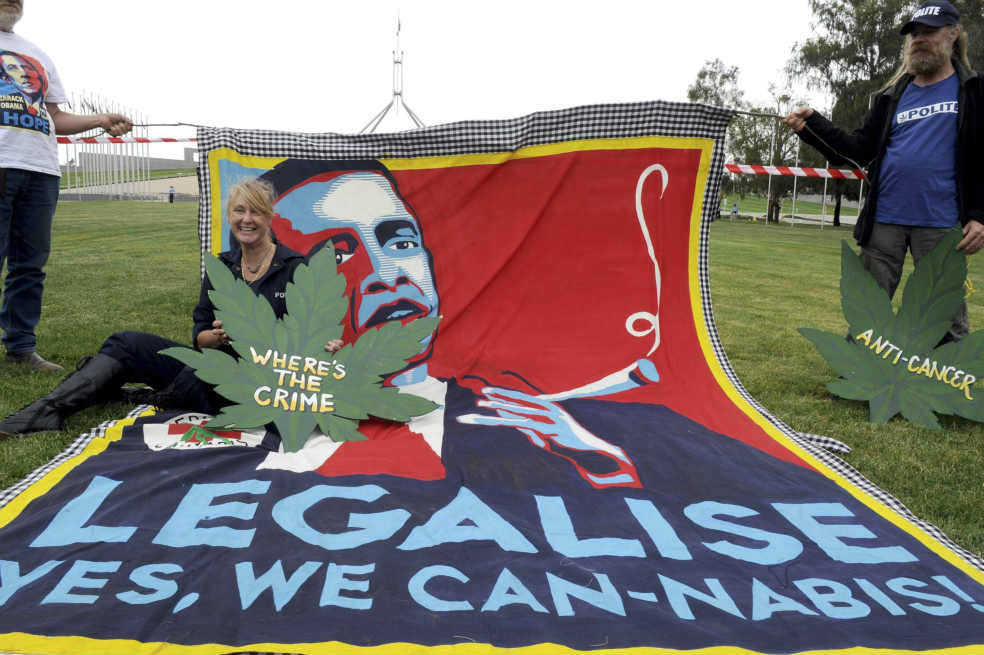 Promotores de la legalización de la marihuana en Australia. / AFP