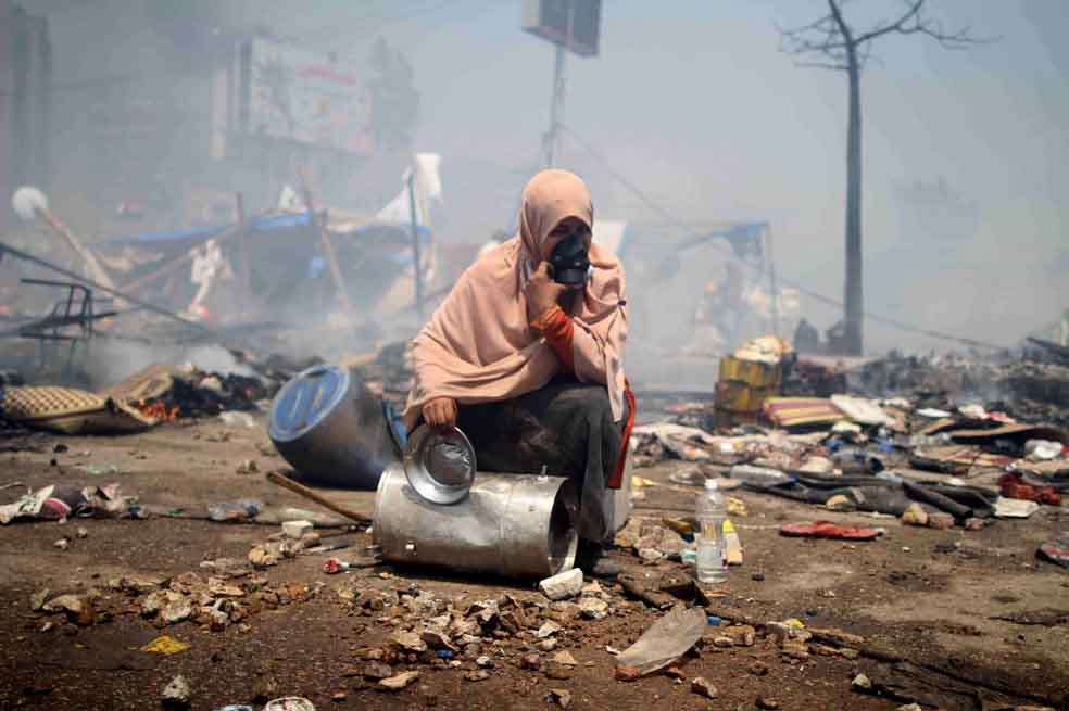 Un manifestante revisa los escombros que dejó la operación militar en El Cairo. / EFE