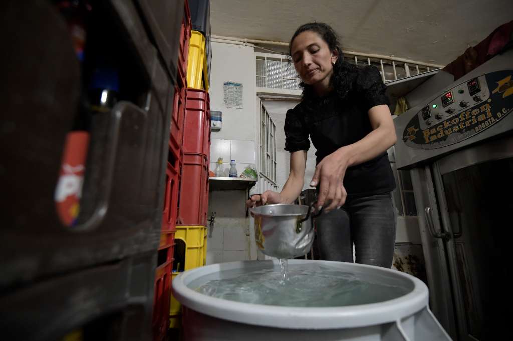 Diferentes actividades que se realizan con agua recogida, por la crisis de agua en Bogotá: Autolavado, cocina, labores de aseo y otras.
