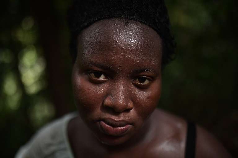 Foto de frente de una mujer negra