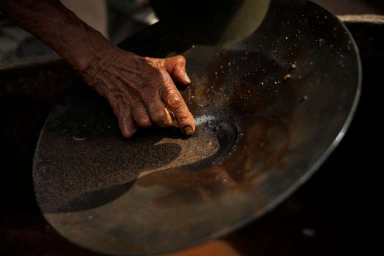 Gobierno y Aris Mining acuerdan formalizar a 4.000 mineros en Colombia
