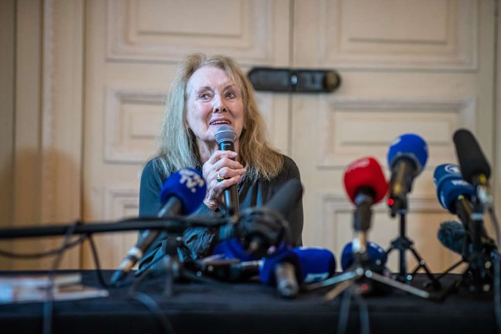 Paris (France), 06/10/2022.- French writer Annie Ernaux adresses a press conference at the headquarters of her publishing house Gallimard in Paris, France, 06 October 2022, after being announced as winner of the Nobel Prize for Literature 2022 by the Swedish Academy in Stockholm, Sweden, earlier the same day. (Francia, Suecia, Estocolmo) EFE/EPA/CHRISTOPHE PETIT TESSON