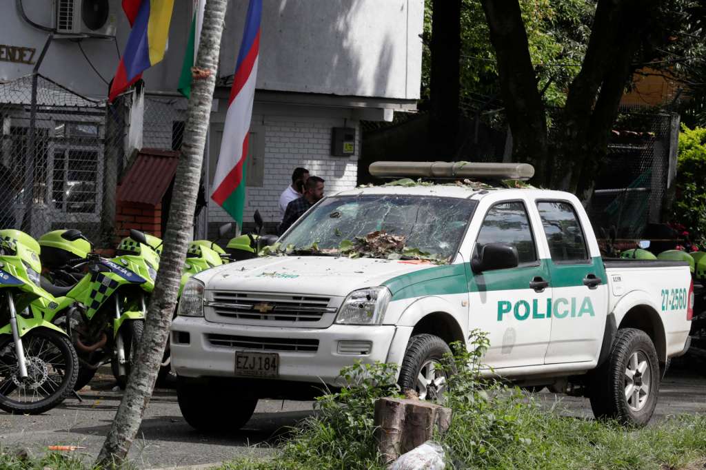 AME4770. CALI (COLOMBIA), 10/06/2025.- Fotografía de una patrulla afectada por un atentado ocurrido cerca de la estación de policía del barrio Meléndez este martes, al sur de Cali (Colombia). Al menos una persona muerta y varias heridas dejaron sendas explosiones de bombas dirigidas contra puestos policiales en la ciudad colombiana de Cali, capital del departamento de Valle del Cauca (suroeste), informaron las autoridades. EFE/ Carlos Ortega