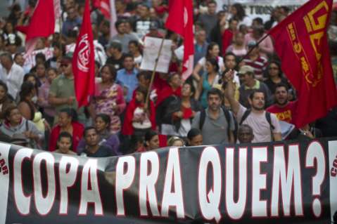Manifestantes protestaron contra los gastos de la Copa Confederaciones y el Mundial