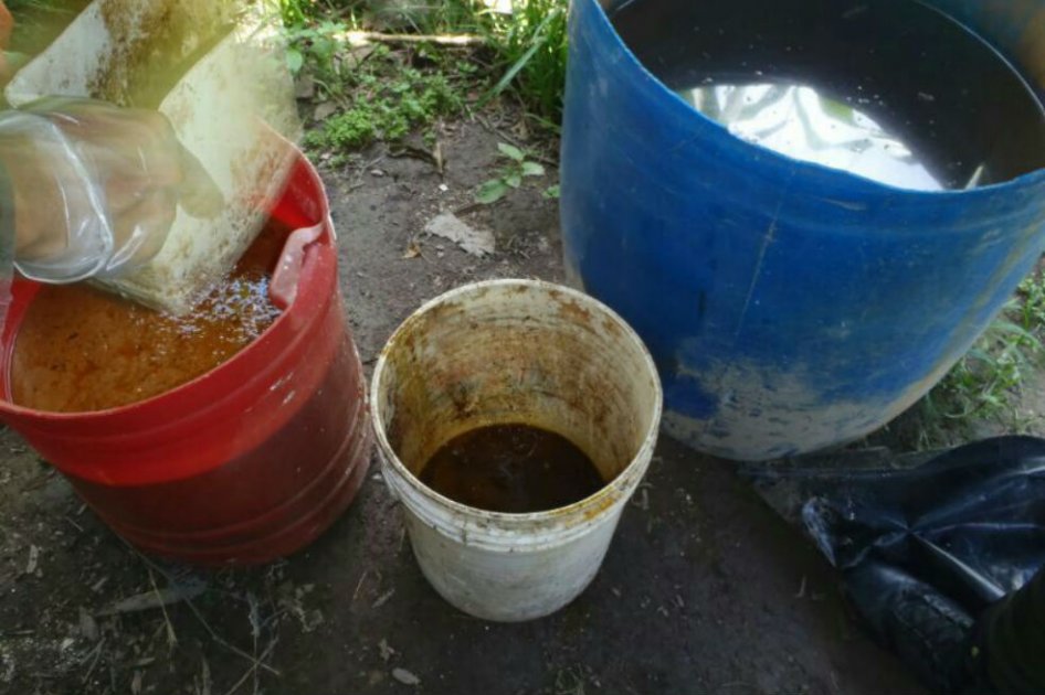 Canecas con coca en maceración. / Cortesía Ejército