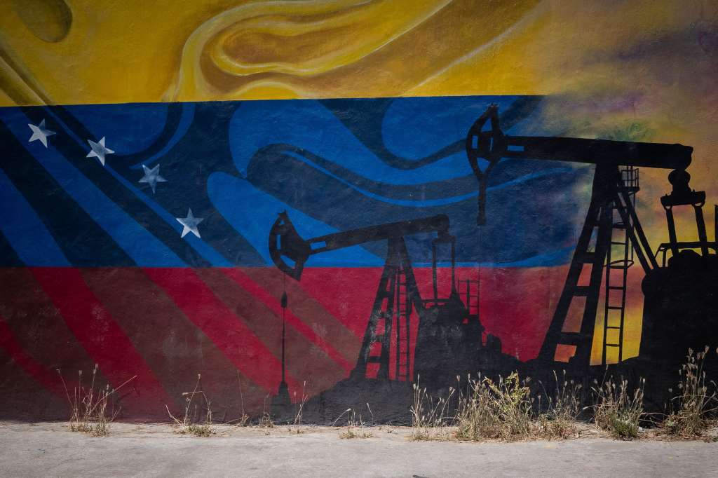 AME9700. CARACAS (VENEZUELA), 18/03/2024.- Fotografía de un mural en la sede de la estatal Petróleos de Venezuela (Pdvsa), el 14 de marzo de 2024, en Caracas (Venezuela). A un mes para que venza el plazo de seis meses establecido por Estados Unidos para la suspensión de algunas sanciones a Venezuela, entre ellas al petróleo y al gas, se eleva el suspenso respecto a la decisión que, a la postre, tome el Gobierno estadounidense, que supedita la extensión del alivio a los pasos que dé Caracas para garantizar en julio unas presidenciales "competitivas". EFE/ Rayner Peña R.