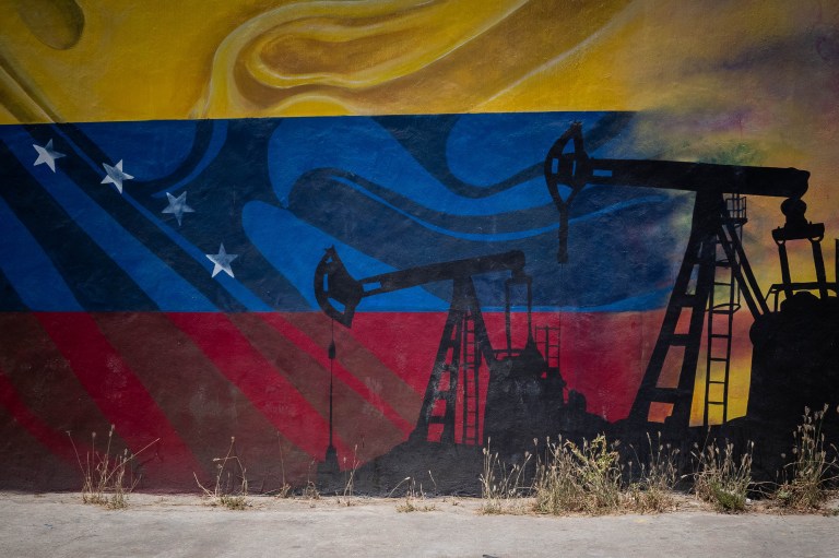 Qué implica para el mercado petrolero que EE. UU. controle el crudo venezolano