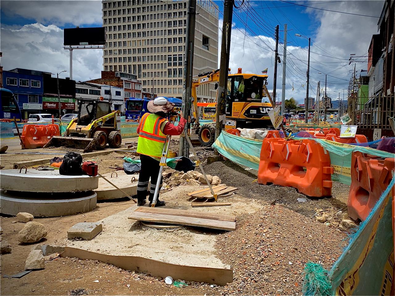 Wilmer en su día de trabajo, observando por medio de la estación de topografía. Foto de Natalia Vanegas.