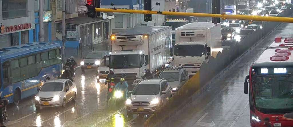 Los servicios de movilidad reportan lluvias en al menos seis localidades. Miércoles 15 de abril.