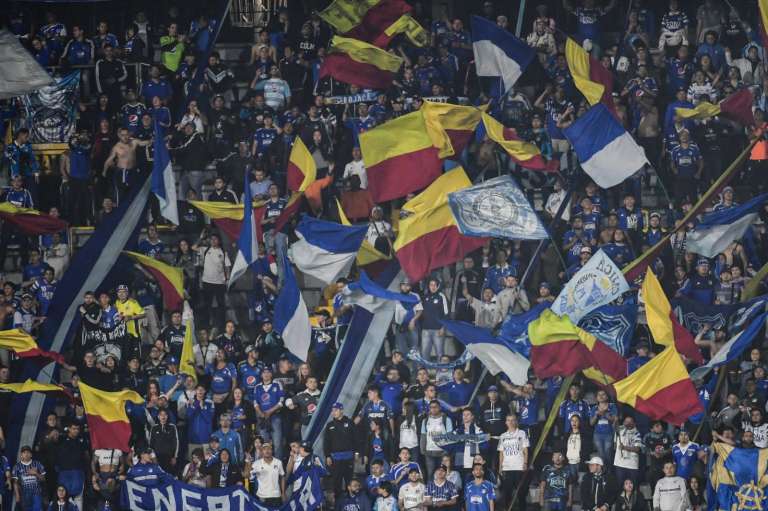 La hinchada de Millonarios acompañó a su equipo en la fría noche de Bogotá. El cuadro azul aspira a defender el título conseguido el año pasado.