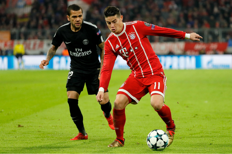 El colombiano James Rodriguez (d), ante la marca de Dani Alves, en el encuentro entre Bayern Múnich y París Saint Germain. / EFE