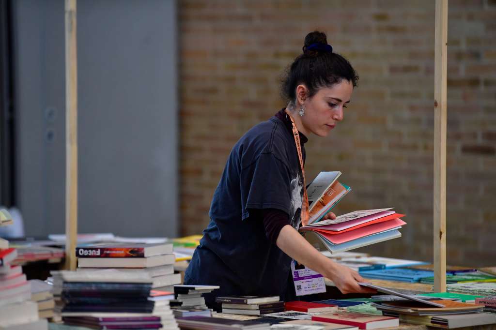 Estand ubicado en el Pabellón 17 de Corferias, alberga libros de cerca de 20 editoriales durante la Feria del Libro 2025, invitado de Honor España (Crónica de un viaje: así llega un libro a manos de su lector en la FilBo)