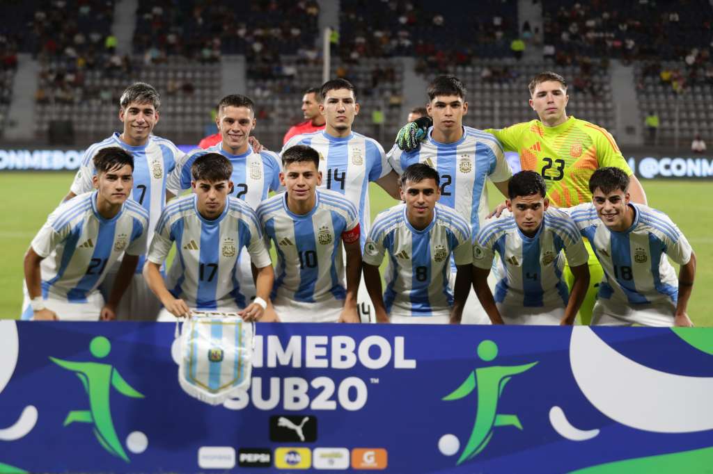 AME805. PUERTO LA CRUZ (VENEZUELA), 16/02/2025.- Jugadores de Argentina forman este domingo, previo a un partido del Campeonato Sudamericano sub-20 entre las selecciones de Argentina y Paraguay en el estadio José Antonio Anzoátegui en Puerto La Cruz (Venezuela). EFE/ Ronald Peña R