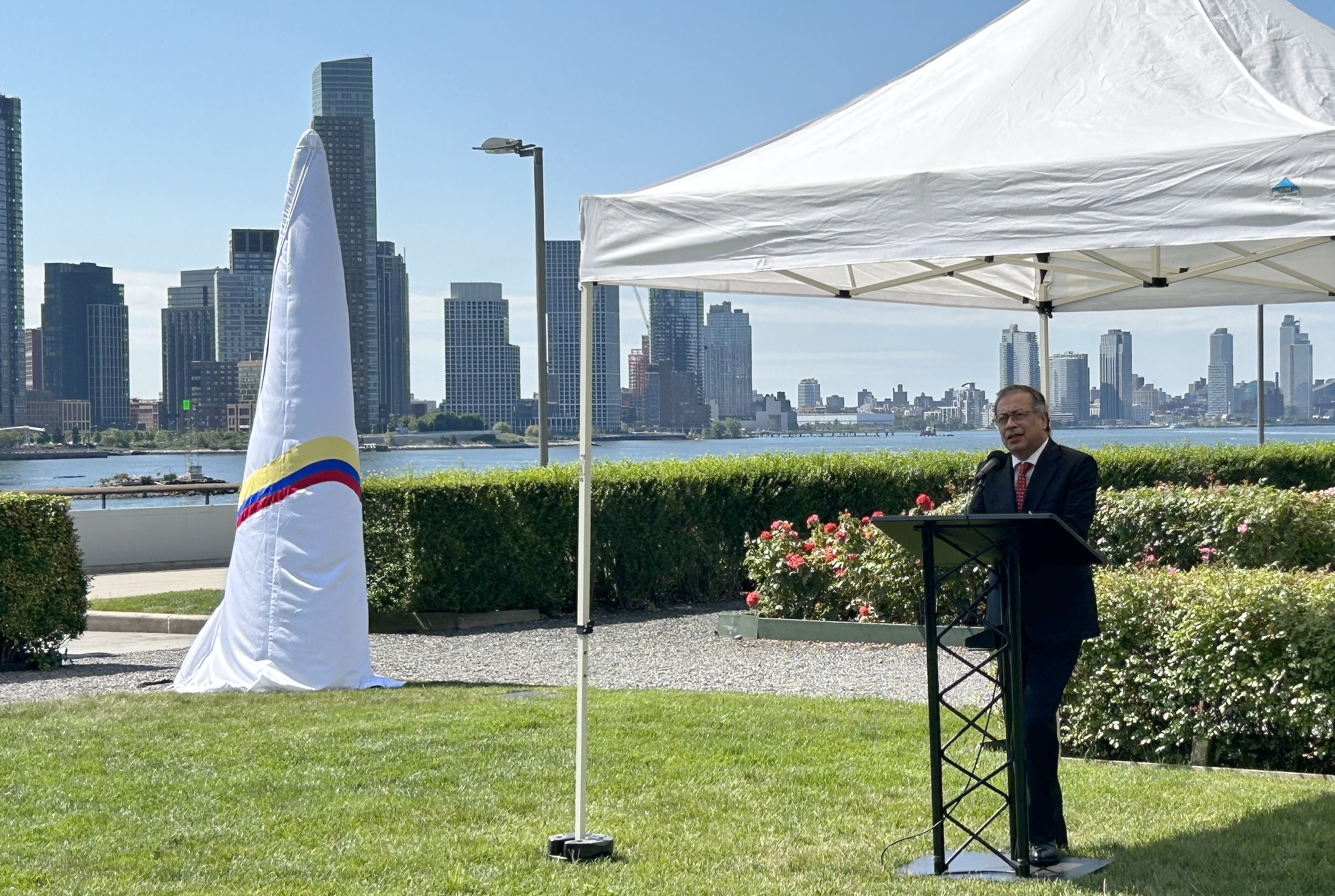 AME1083. NUEVA YORK (ESTADOS UNIDOS), 11/07/2024.- El presidente de Colombia, Gustavo Petro, habla durante la inauguración del monumento Kusikawsay este jueves en Nueva York (EE.UU.). La obra que hoy inaugura el presidente Petro fue elaborada con el metal fundido de 1,4 toneladas de munición que Naciones Unidas recibió durante la dejación de armas. EFE/Javier Otazu /MÁXIMA CALIDAD DISPONIBLE