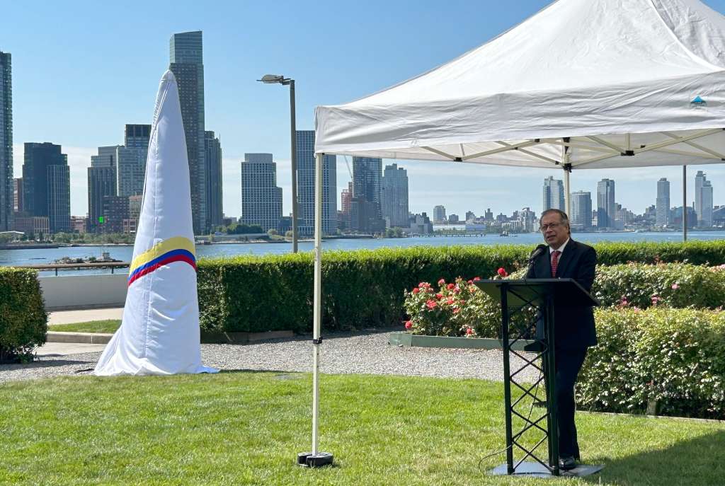AME1083. NUEVA YORK (ESTADOS UNIDOS), 11/07/2024.- El presidente de Colombia, Gustavo Petro, habla durante la inauguración del monumento Kusikawsay este jueves en Nueva York (EE.UU.). La obra que hoy inaugura el presidente Petro fue elaborada con el metal fundido de 1,4 toneladas de munición que Naciones Unidas recibió durante la dejación de armas. EFE/Javier Otazu /MÁXIMA CALIDAD DISPONIBLE