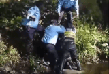 Agente de tránsito se tiró a un caño tras ataque de un motociclista en Turbo