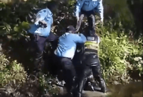 Agente de tránsito se tiró a un caño tras ataque de un motociclista en Turbo