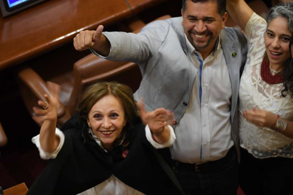 Los representantes Ángela María Robledo, León Muñoz y María José Pizarro celebran el rechazo a las objeciones. / Cristian Garavito - El Espectador