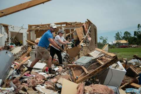 Tornados en EE. UU. dejan 27 muertos y destruyen edificios de más de 30 años
