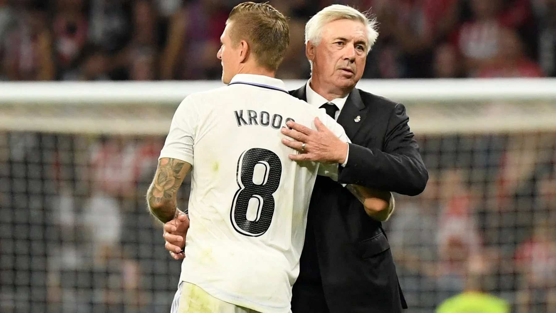 Toni Kroos junto a Carlo Ancelotti.