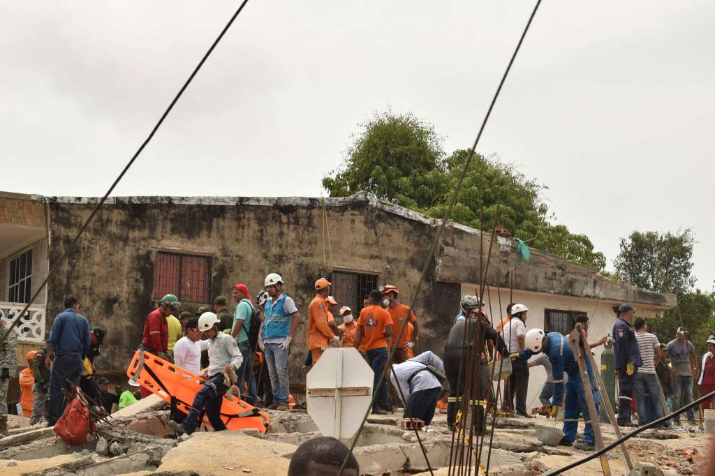 Sobre el medio día de este sábado las autoridades suspendieron las labores de rescate de sobrevivientes luego de completar más de 48 horas de búsqueda. / Foto: Pedro Mendoza