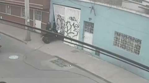 Motociclista casi muere al enredarse con cable en mantenimiento en Bogotá (VIDEO)