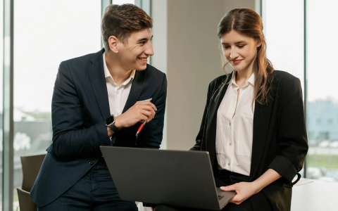 Tengo pareja, pero me gusta mi compañero de trabajo: ¿estoy siendo infiel?