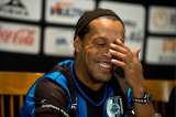 Ronaldinho falló penalti en su presentación y su equipo perdió ante Tigres