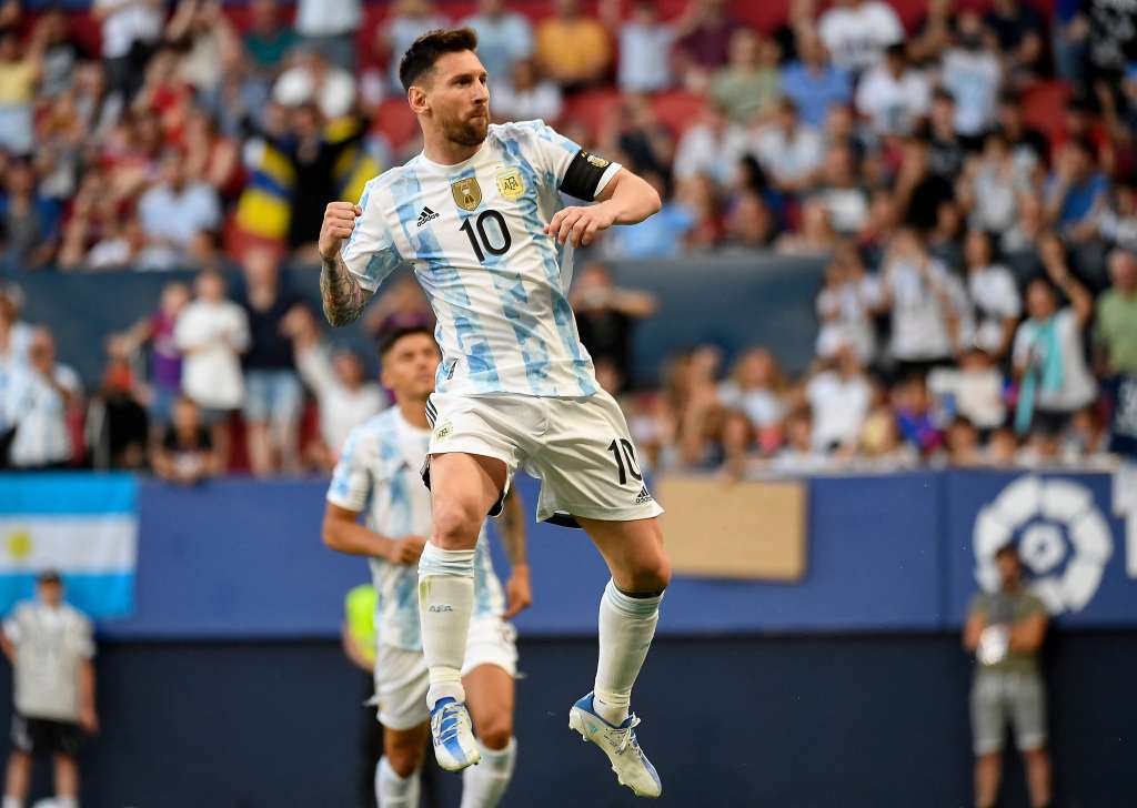 Lionel Messi se convirtió en el tercer jugador argentino en marcar 5 goles con su selección en un mismo partido. / AFP