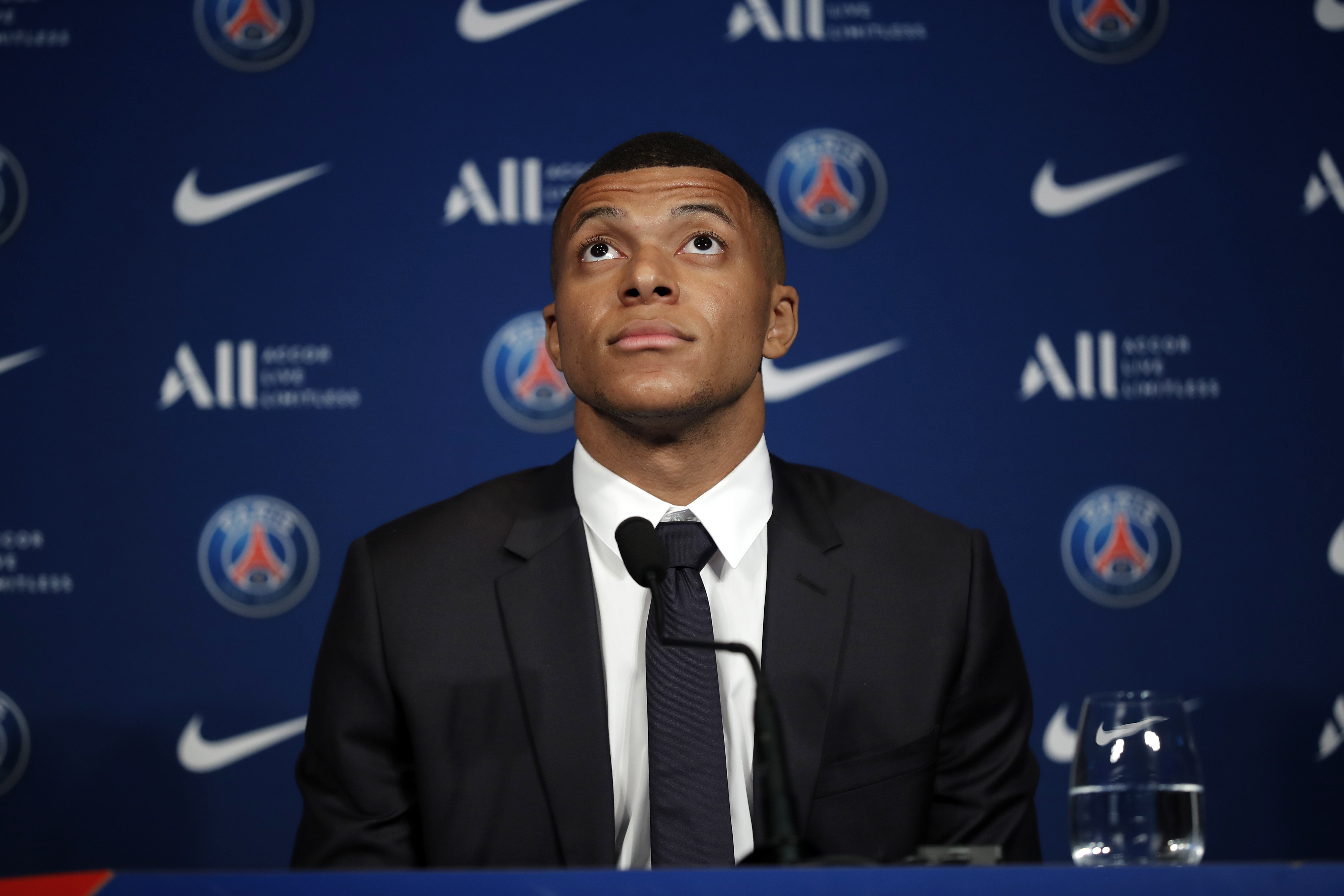 Paris (France), 23/05/2022.- Paris Saint Germain's Kylian Mbappe attends a press conference at the Parc des Princes stadium in Paris, France, 23 May 2022. Kylian Mbappe renewed his contract with French soccer club Paris Saint-Germain until 2025. (Francia) EFE/EPA/Christophe Petit Tesson