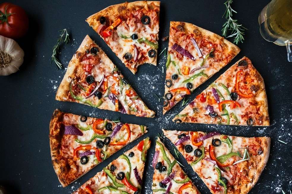 Prepara una exquisita pizza sin horno y disfruta de este plato hecho en casa.
