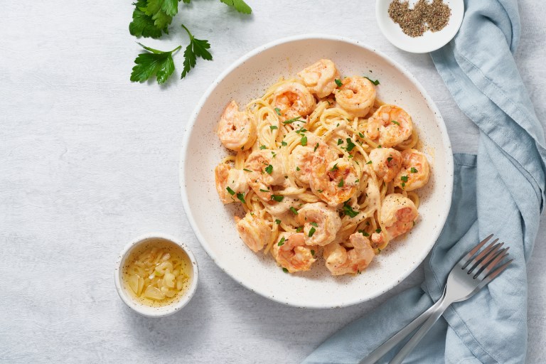 Pasta con camarones y tocineta: receta cremosa lista en pocos minutos