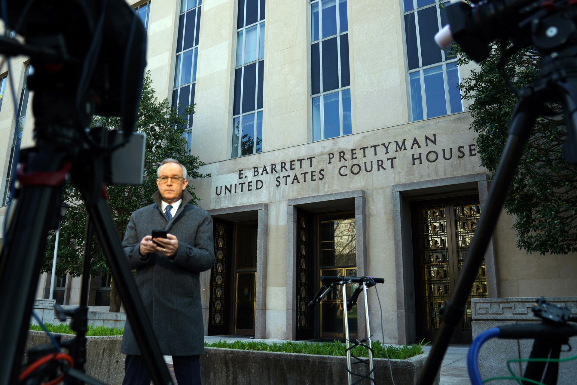 Washington (United States), 14/04/2025.- Members of the media gather outside the E. Barrett Prettyman US Court House in Washington, DC, USA, 14 April 2025. The Federal Trade Commission (FTC) is bringing an antitrust case against Meta after its purchases of WhatsApp and Instagram. EFE/EPA/WILL OLIVER