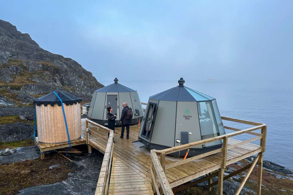 NUUK (GROENLANDIA), 21/09/2024.- Vista exterior de las cabinas que albergan una habitación para observar la aurora boreal en el hotel Inuk de Nuuk, una apuesta para atraer al turismo a Groenlandia. EFE/Rosa Jiménez