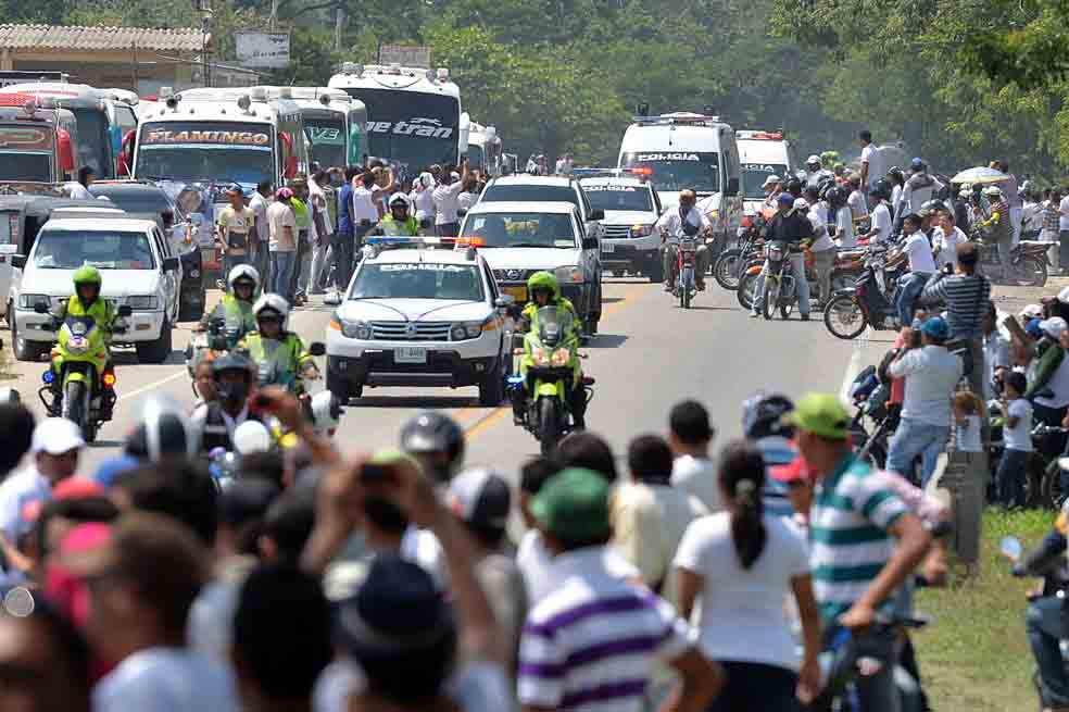 Una caravana escoltada por la Policía transportó los restos de las víctimas de Barranquilla a Fundación, Magdalena.