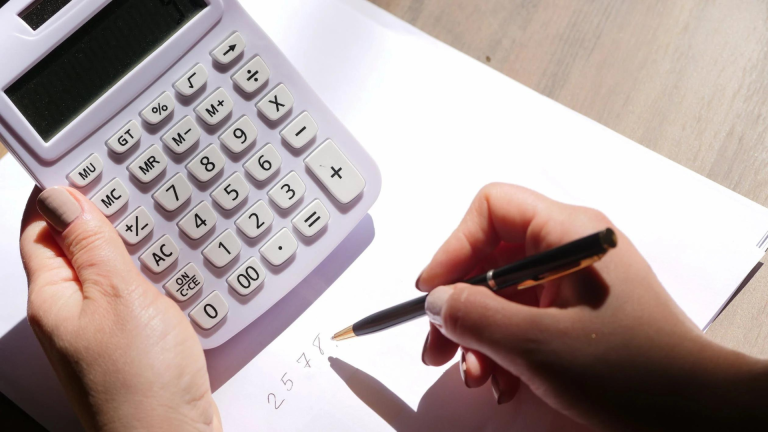 ¿La prima se calcula con auxilio de transporte?