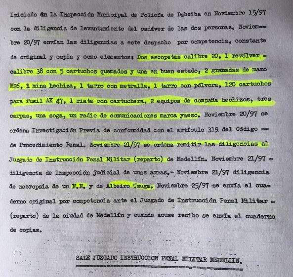 Documento de la Fiscalía, de 1997, en el que se evidencia el armamento con el que fue encontrado el cuerpo de Albeiro Úsuga; el mismo con el que enterraron en una fosa común y que fue encontrado en 2020.
