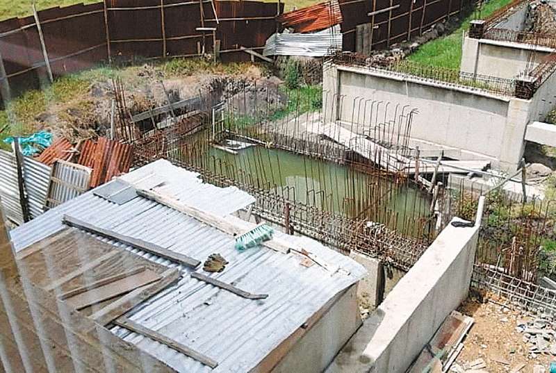 Por las fuertes lluvias, el agua se ha estancado dentro de la estructura que alcanzaron a construir. / Archivo particular